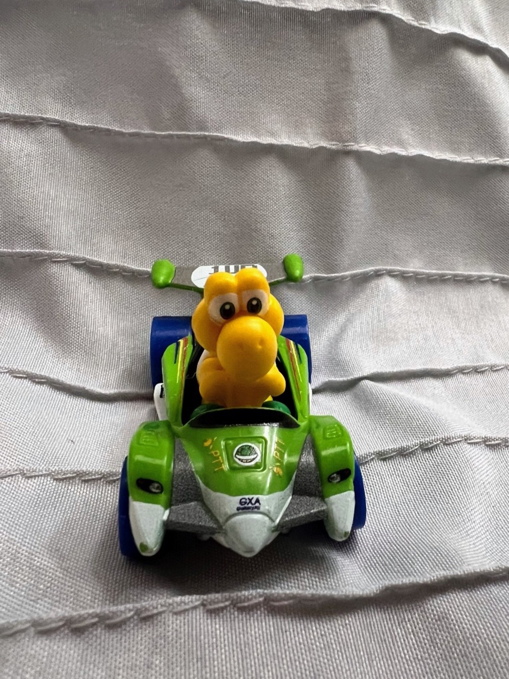 Hot Wheels- Mario Kart- Yellow Yoshi- Diecast Standard Cart- No Mystery Egg